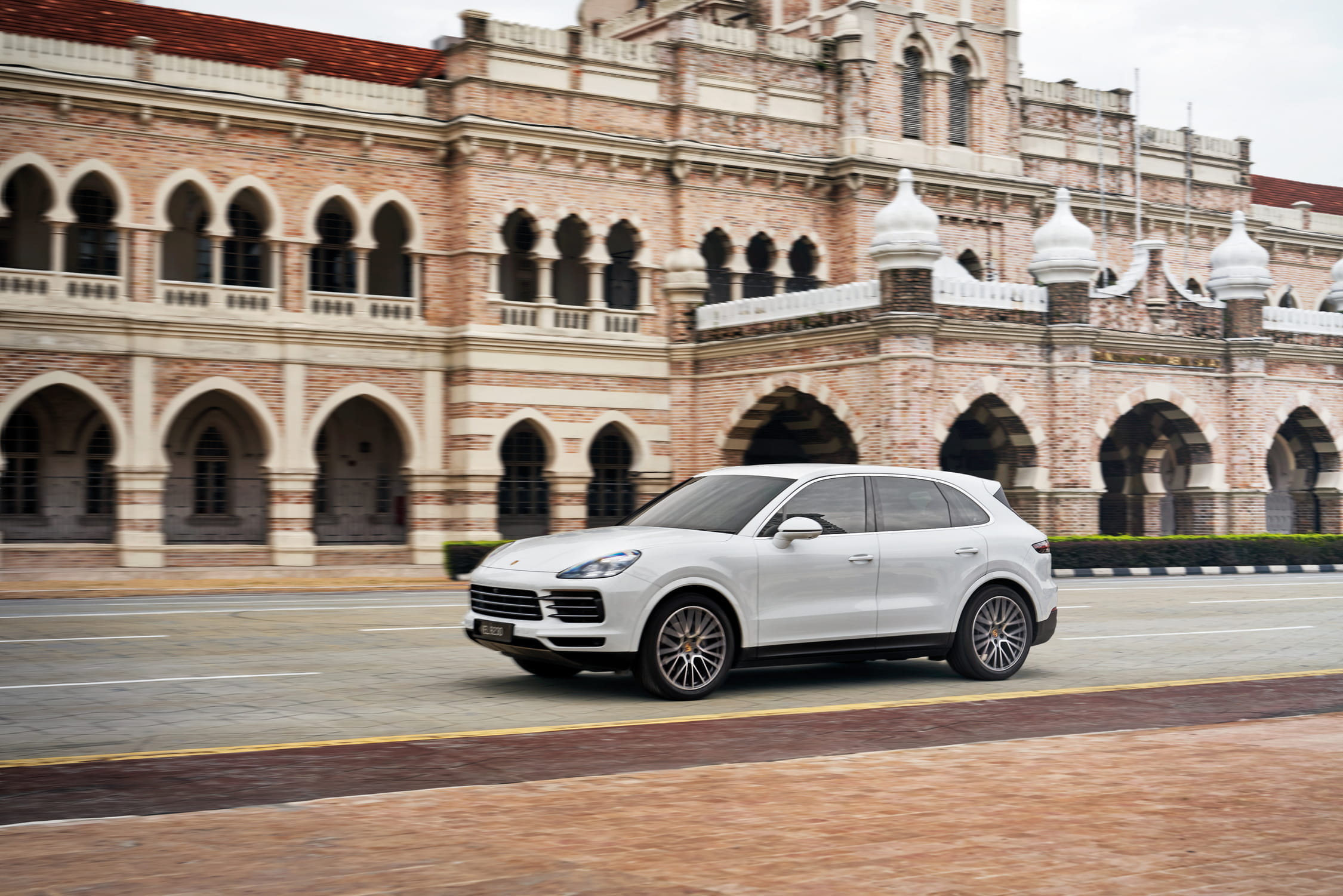 Porsche Cayenne. Heritage building.