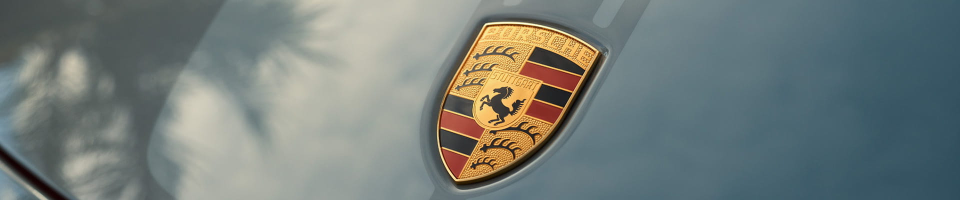 Un logo Porsche en bois 