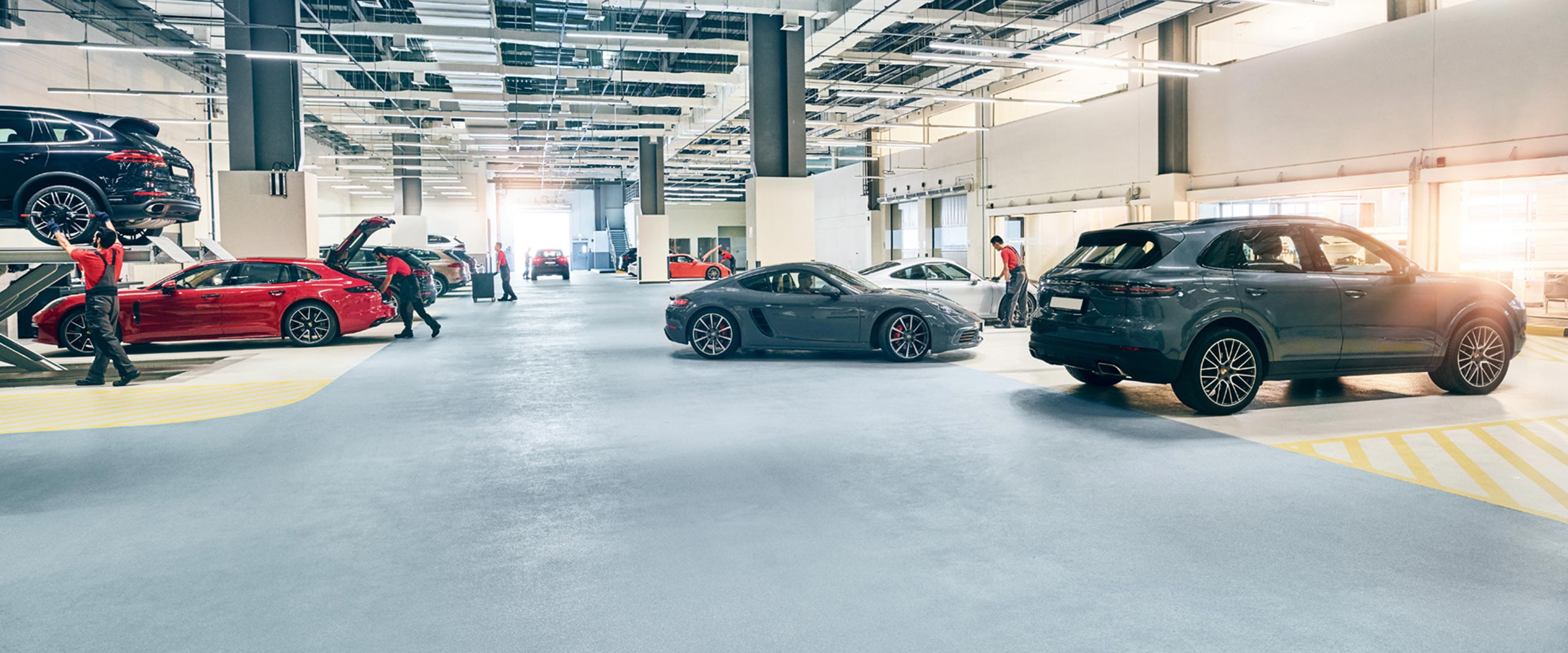 Salle d'exposition du concessionnaire automobile Porsche Inter