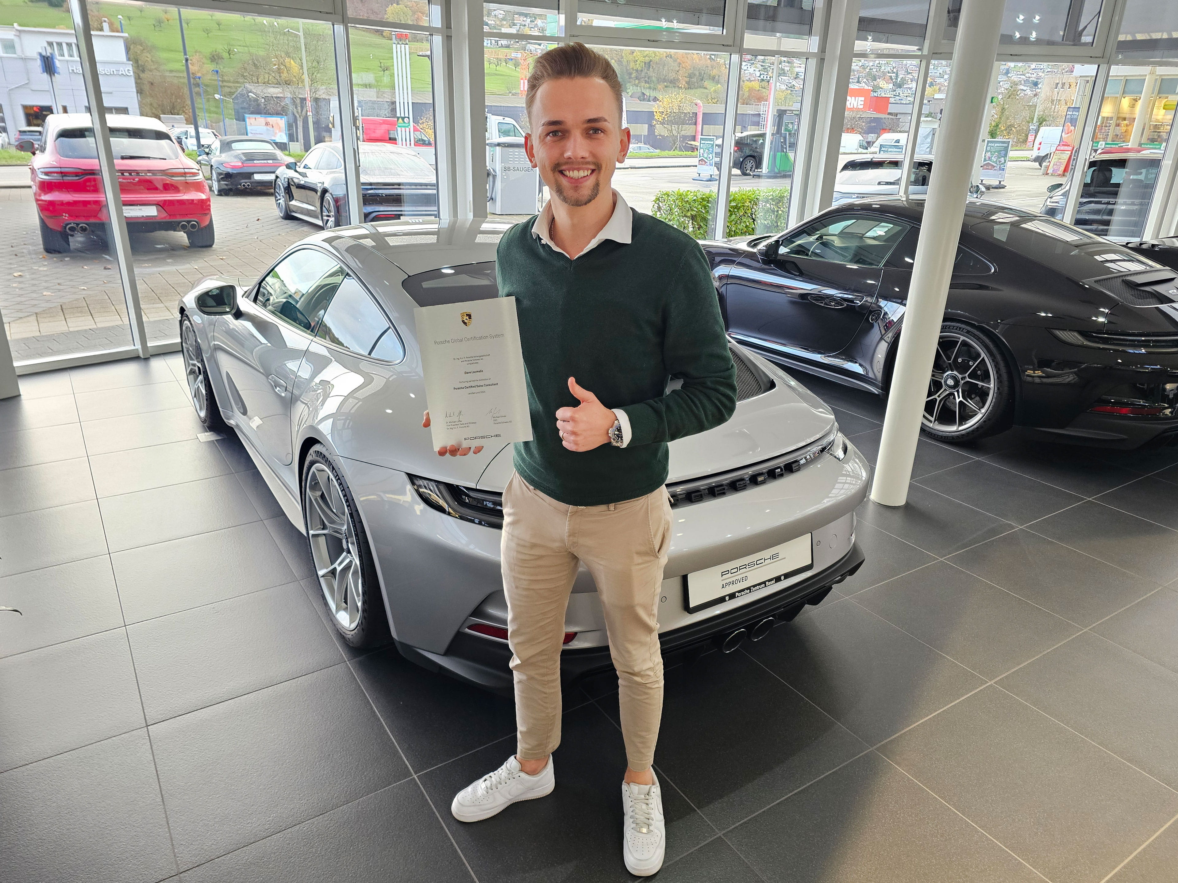 Dave Locmelis ist jetzt zertifizierter Porsche Verkaufsberater.