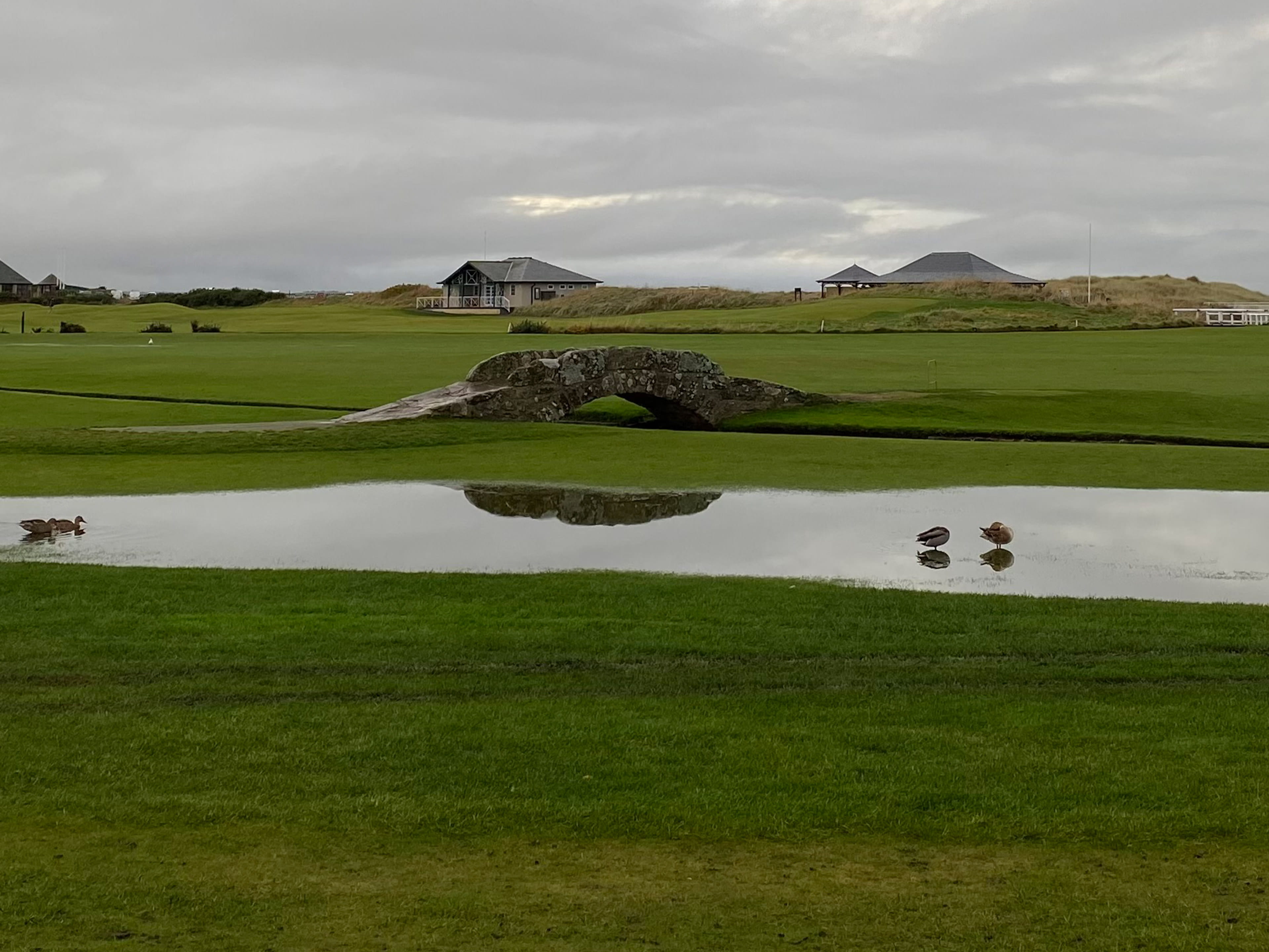 Die legendäre Brücke auf dem St. Andrews Golf Course.