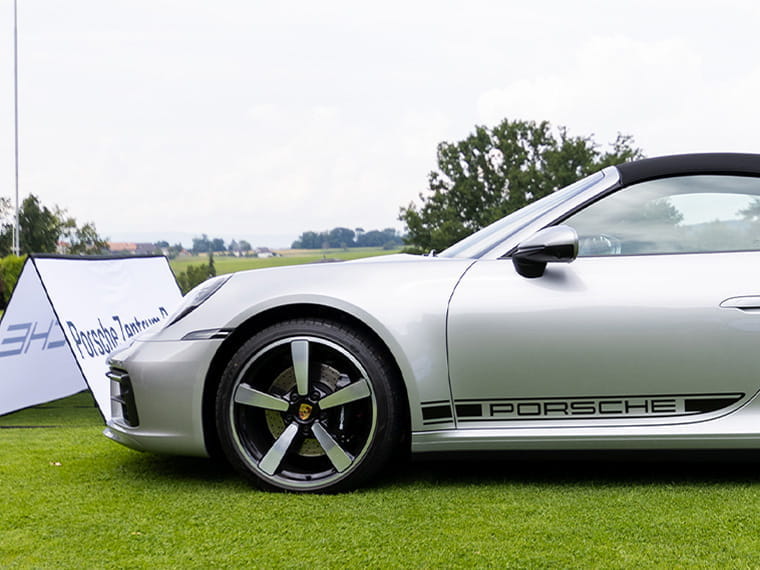 Porsche auf einem Golfplatz
