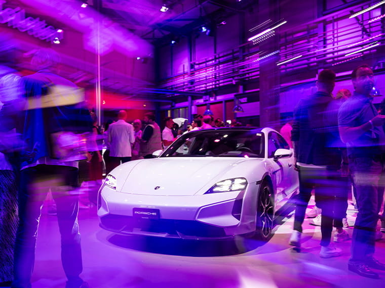 Menschen feiern die Porsche Brand Night