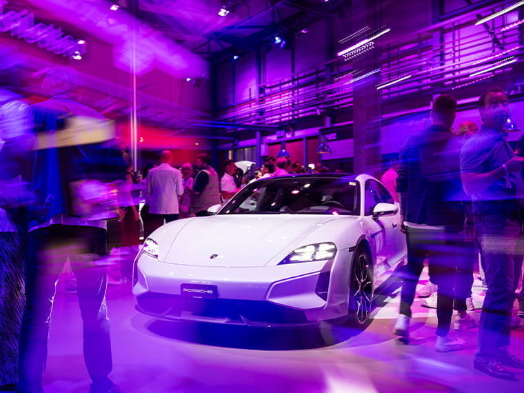 Menschen feiern auf der Porsche Brand Night
