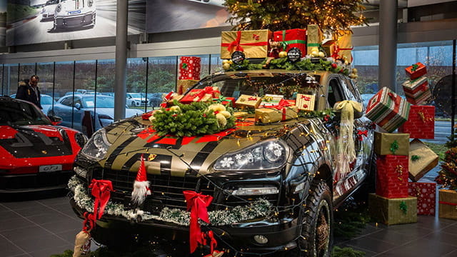 Weihnachtlich geschmückte Fahrzeuge im Porsche Zentrum