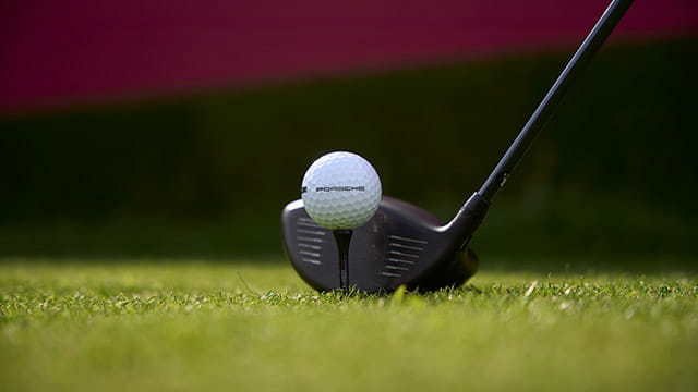 Golfball und Golfschläger