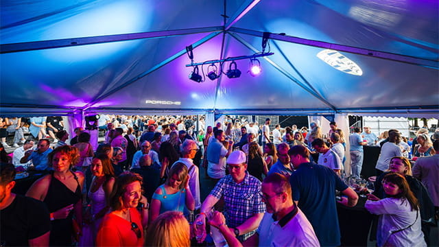 Mehrere Porsche Kunden tanzen auf der Jazz Night.