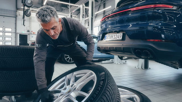 Ein Werkstattmitarbeiter wechselt die Reifen