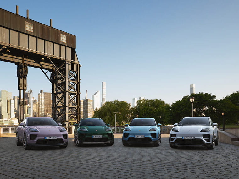 Porsche Fahrzeuge vor eine City Skyline