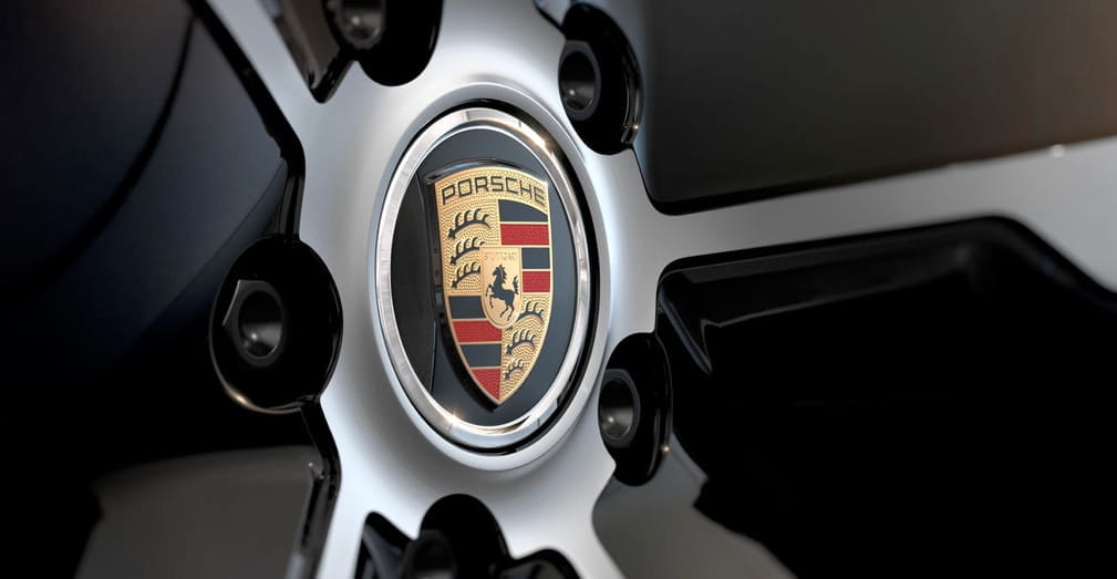 Close up from the Porsche crest placed on a wheel