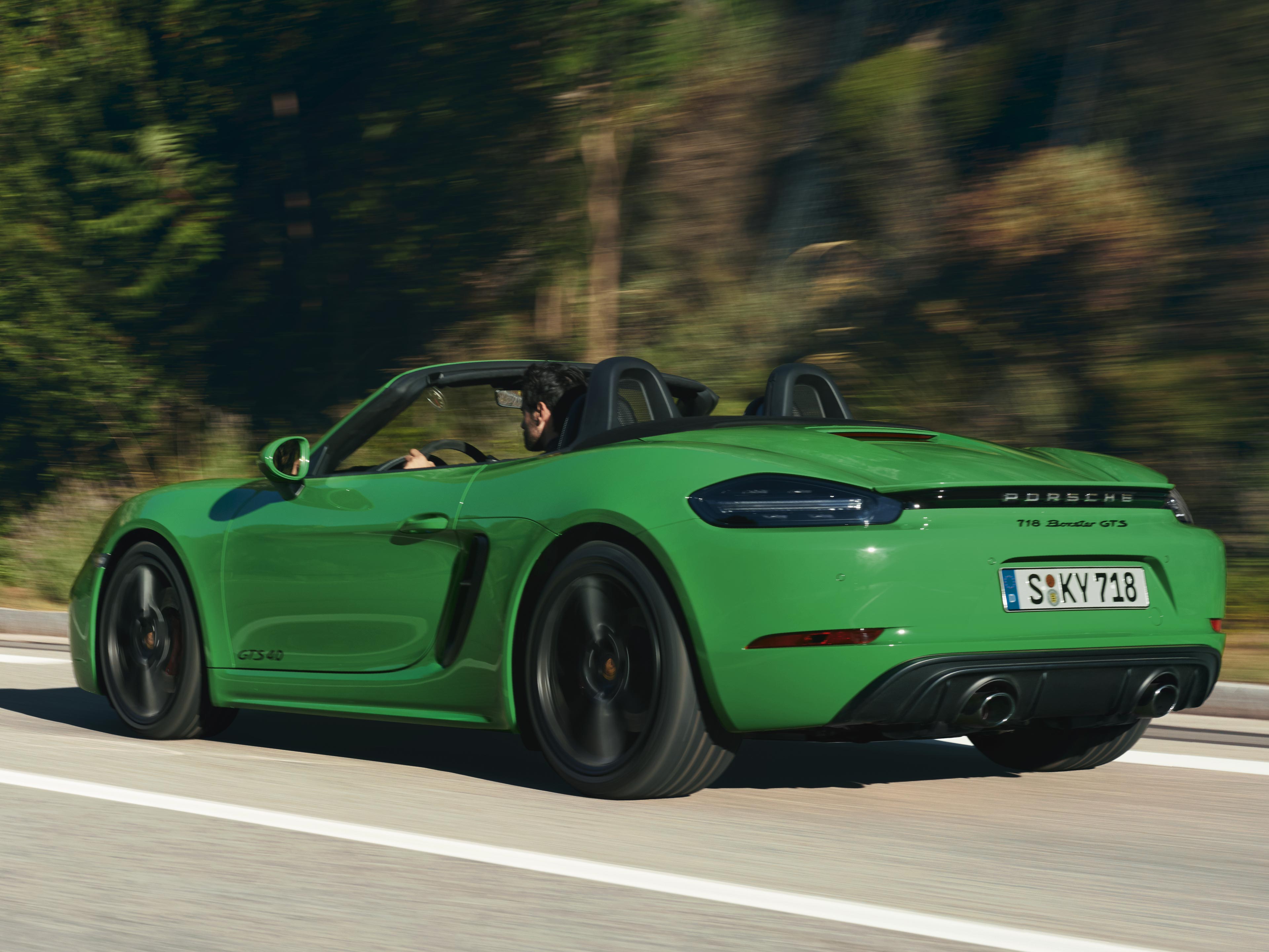En grön Porsche 718 Boxster GTS